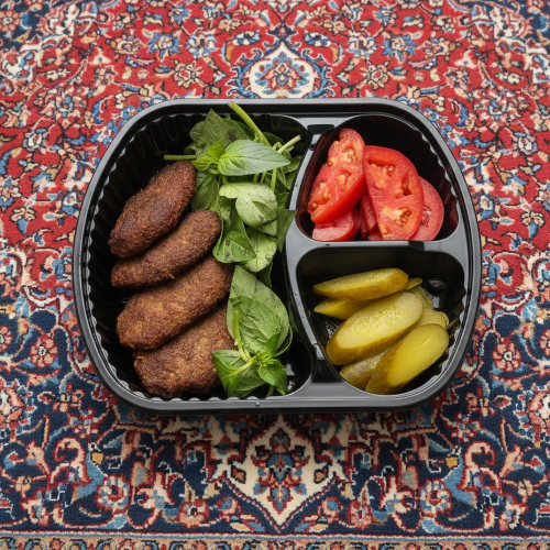4 عدد کتلت، گوشت چرخ کرده، سیب زمینی، ادویه مخصوص، دورچین: گوجه، خیارشور، ریحان، سس یکنفره، نان سنگک یا لواش