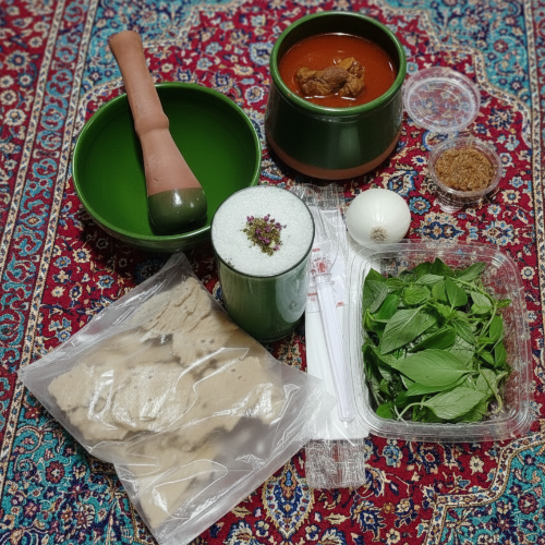 یک عدد دیزی سفالی سنتی 150 گرم گوشت بره، 35 گرم دنبه،گوجه، سیب زمینی، نخود کرمانشاه، لوبیا سفید، سبزی ریحان تازه دوبل، دو مدل ترشی، دوغ ویژه، نان خشک تیلیتی، کاسه سفالی، گوشکوب سفالی، پک قاشق چنگال،سفره یکبارمصرف، پیاز، ادویه مخصوص پخته شده در ظروف سفالی