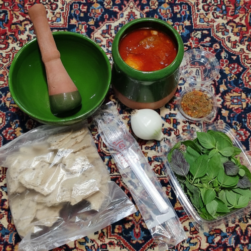 یک عدد دیزی سفالی سنتی 150 گرم گوشت بره، 35 گرم دنبه،گوجه، سیب زمینی، نخود کرمانشاه، لوبیا سفید، سبزی ریحان تازه، نان خشک تیلیتی، کاسه سفالی، گوشکوب سفالی، پک قاشق چنگال،سفره یکبارمصرف، ترشی،پیاز ادویه مخصوص پخته شده در ظروف سفالی