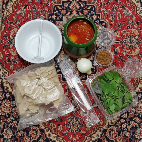 مشتی
یک عدد دیزی سفالی سنتی 150 گرم گوشت بره، 35 گرم دنبه،گوجه، سیب زمینی، نخود کرمانشاه، لوبیا سفید، سبزی ریحان تازه، نان خشک تیلیتی، کاسه یکبار مصرف ، گوشکوب کریستالی، پک قاشق چنگال،سفره یکبارمصرف، ترشی،پیاز ادویه مخصوص پخته شده در ظروف سفالی